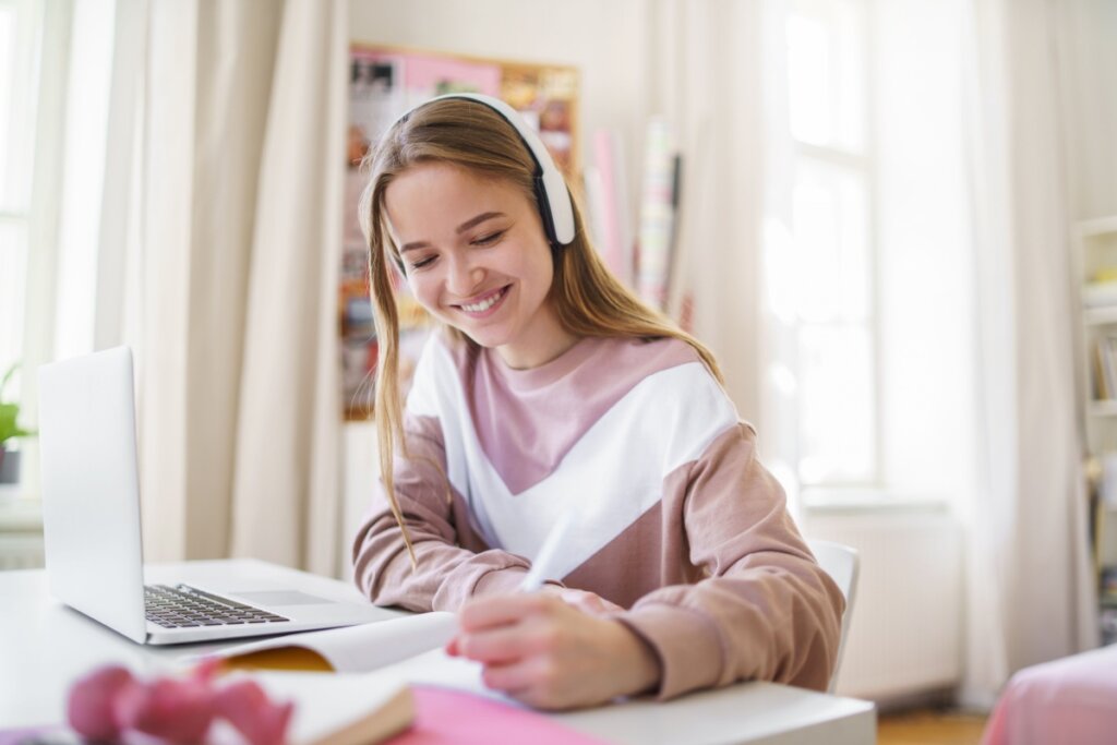 Jovem estudando e ouvindo música