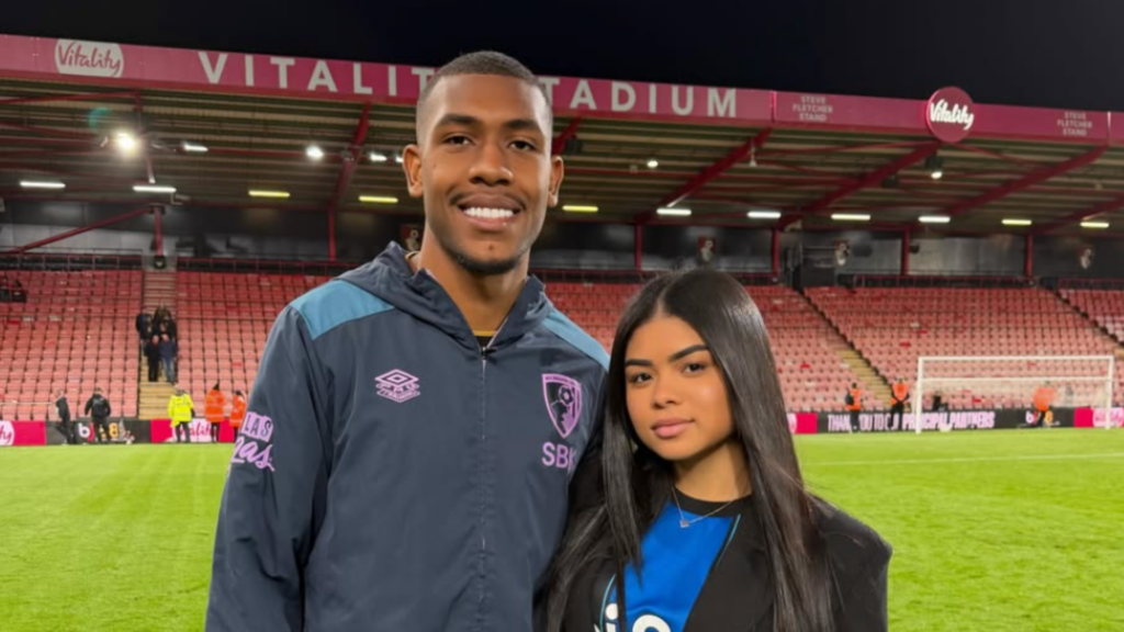 Rayan e a esposa Duda Santos em campo de futebol