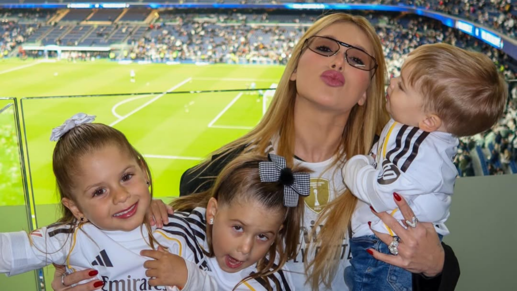 Virginia e os três filhos assistindo jogo em Madrid