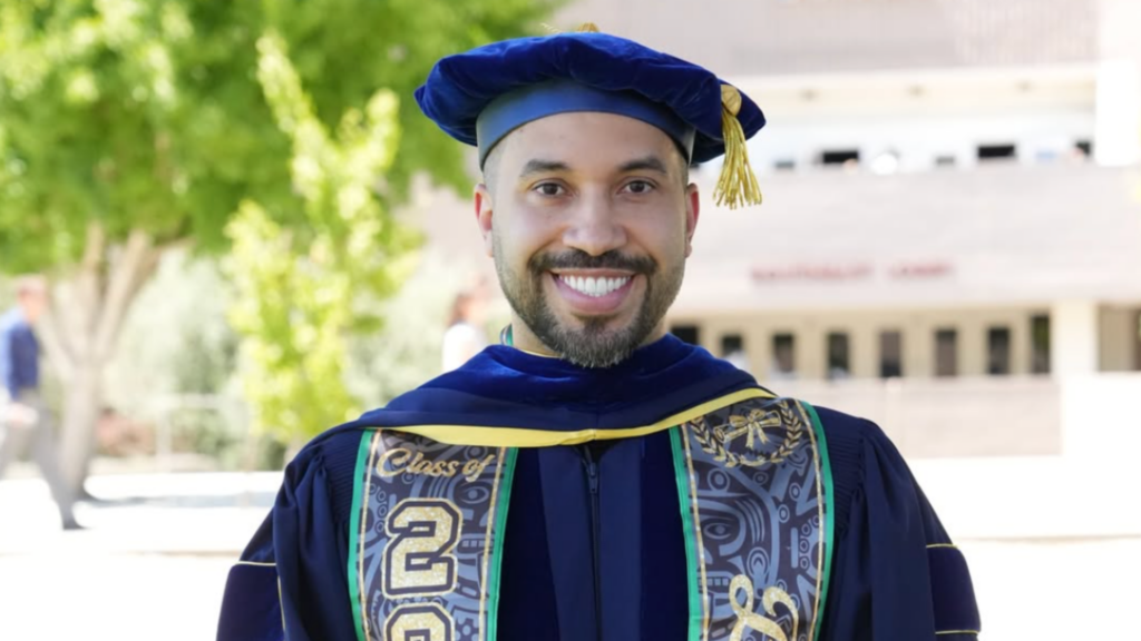 Gil do Vigor com traje de formatura nos EUA