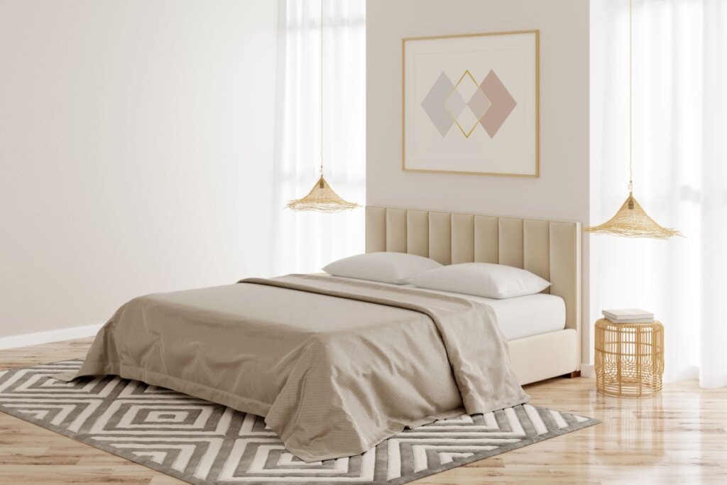 Cama com cabeceira de cama estofada na cor bege