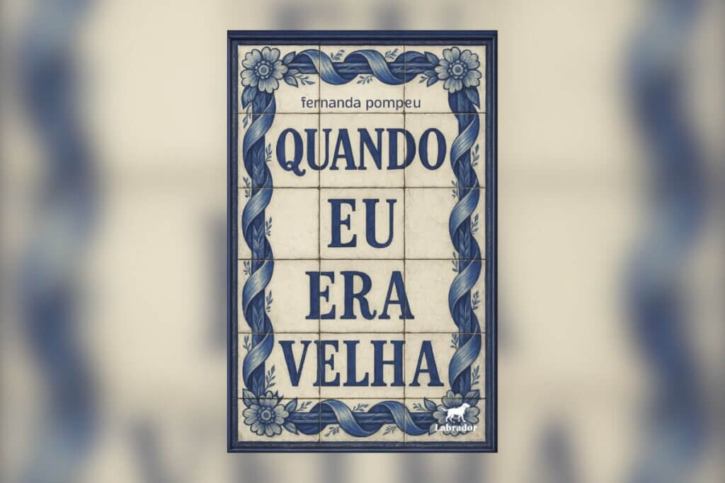 Capa de livro bege com detalhes em azul imitando azulejos antigos com título e nome do livro