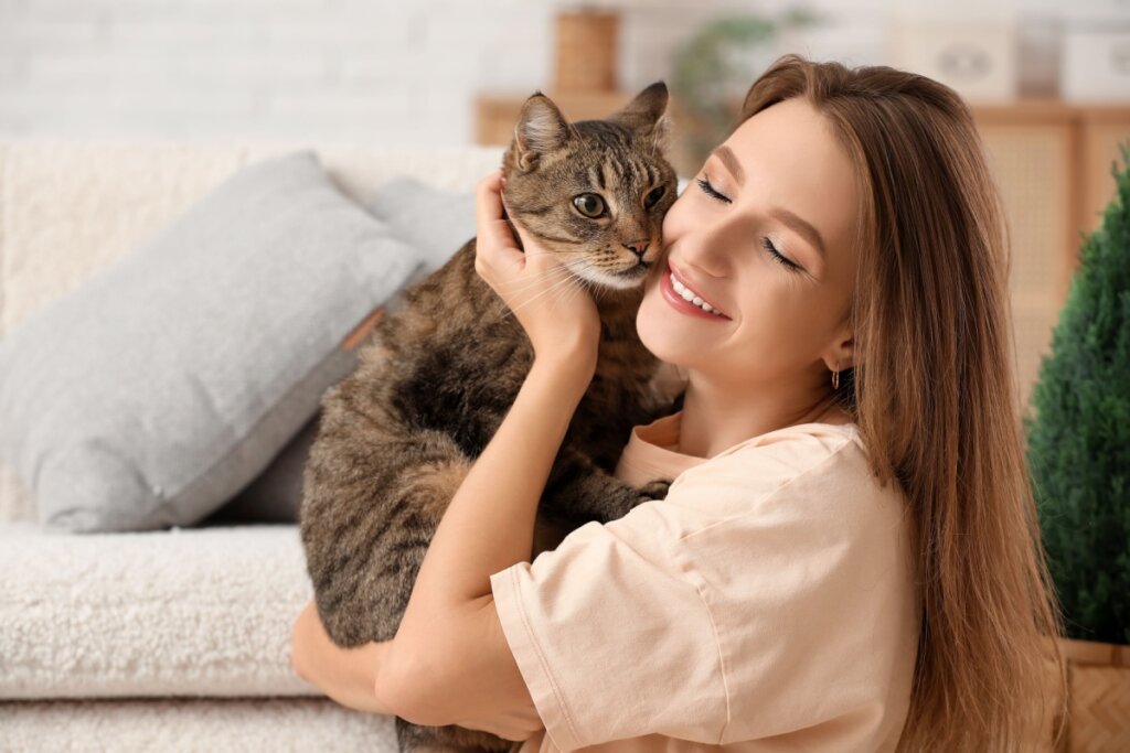 Mulher dando um abraço em um gato