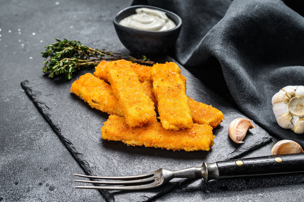 Nuggets de peixe em cima de um pano cinza
