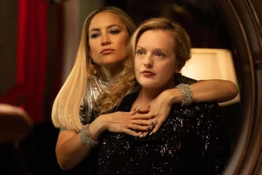 Cena de "Segredo Obscuro", com uma mulher loira abrançando outra pelas costas