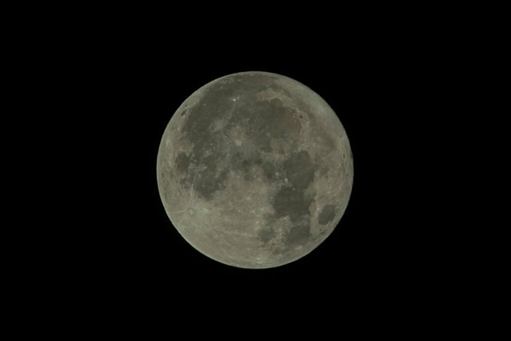 Foto da Lua cheia em um fundo preto