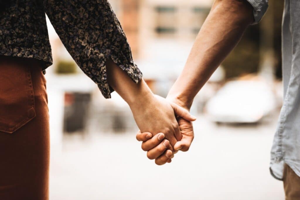 Mãos de um casal unidas