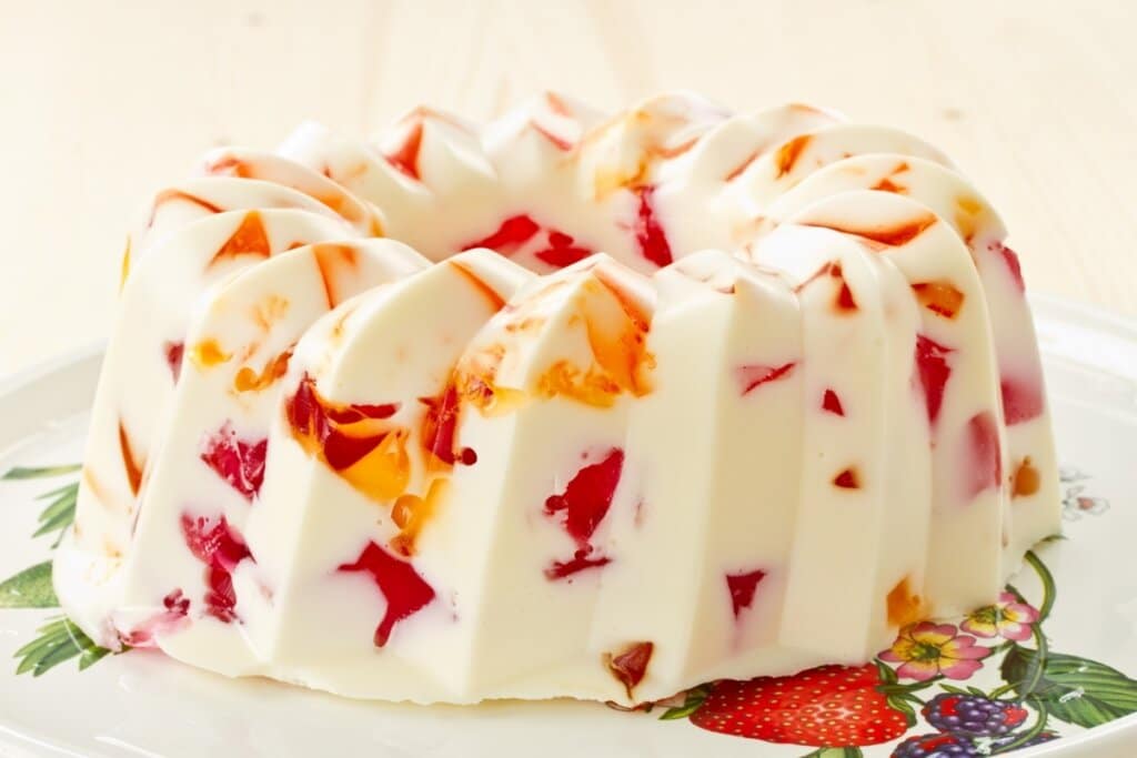 Gelatina branca com outras vermelha e laranja misturada