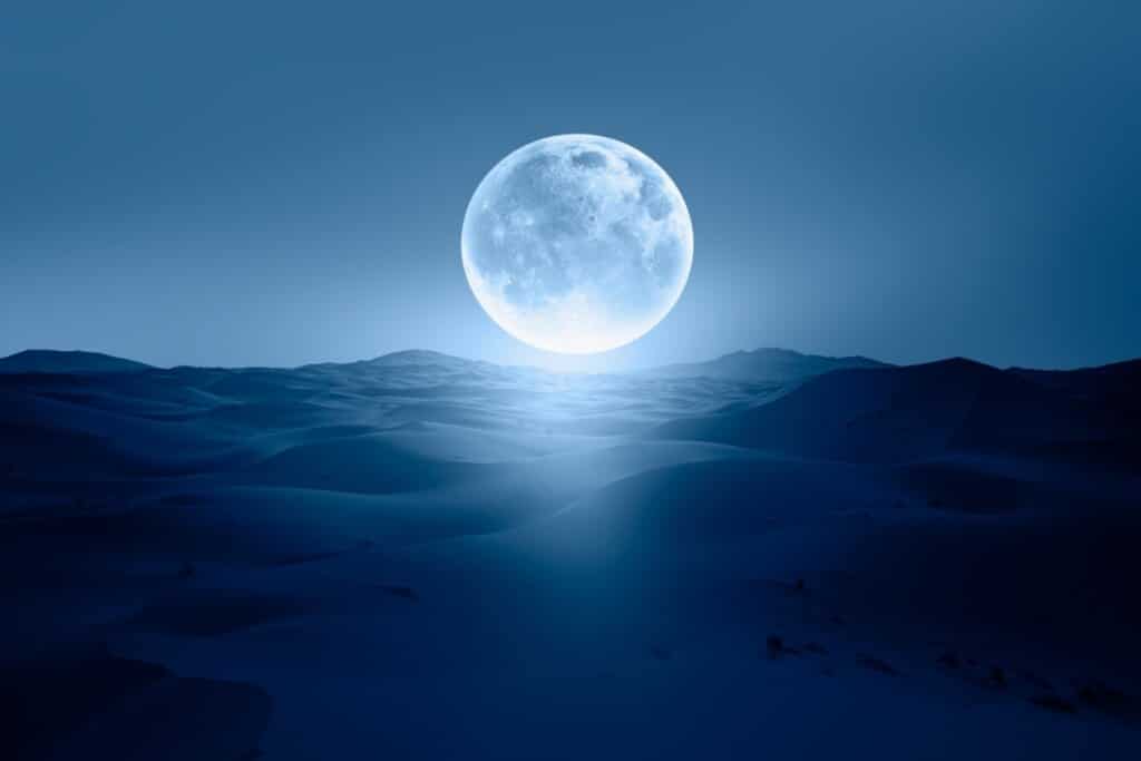 Ilustração da Lua Cheia em um deserto