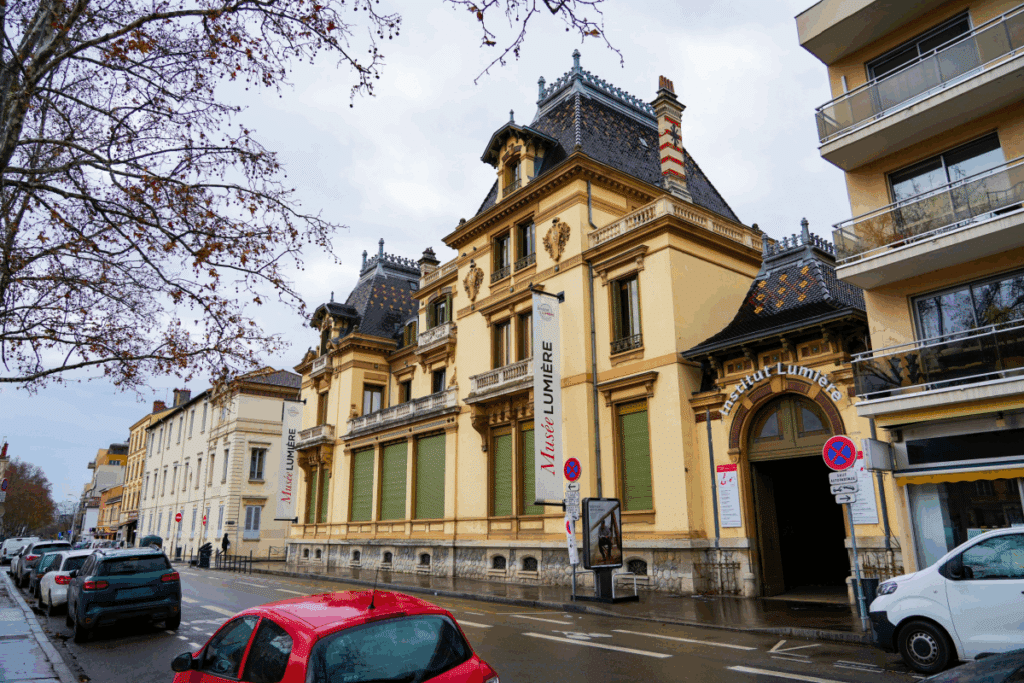 Foto da fachada do Museu Lumière, em Lyon, na França