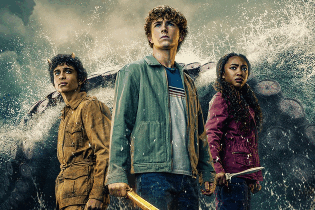 Três jovens (Grover, Percy Jackson e Annabeth) em destaque olham para o horizonte com expressões sérias. Ao fundo, uma enorme onda e tentáculos gigantes de um monstro marinho surgem sob um céu tempestuoso. O jovem do meio (Percy) segura uma espada dourada.