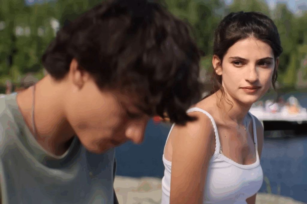 Protagonistas de " Sterling Point", sentados em frente a um lago, conversando