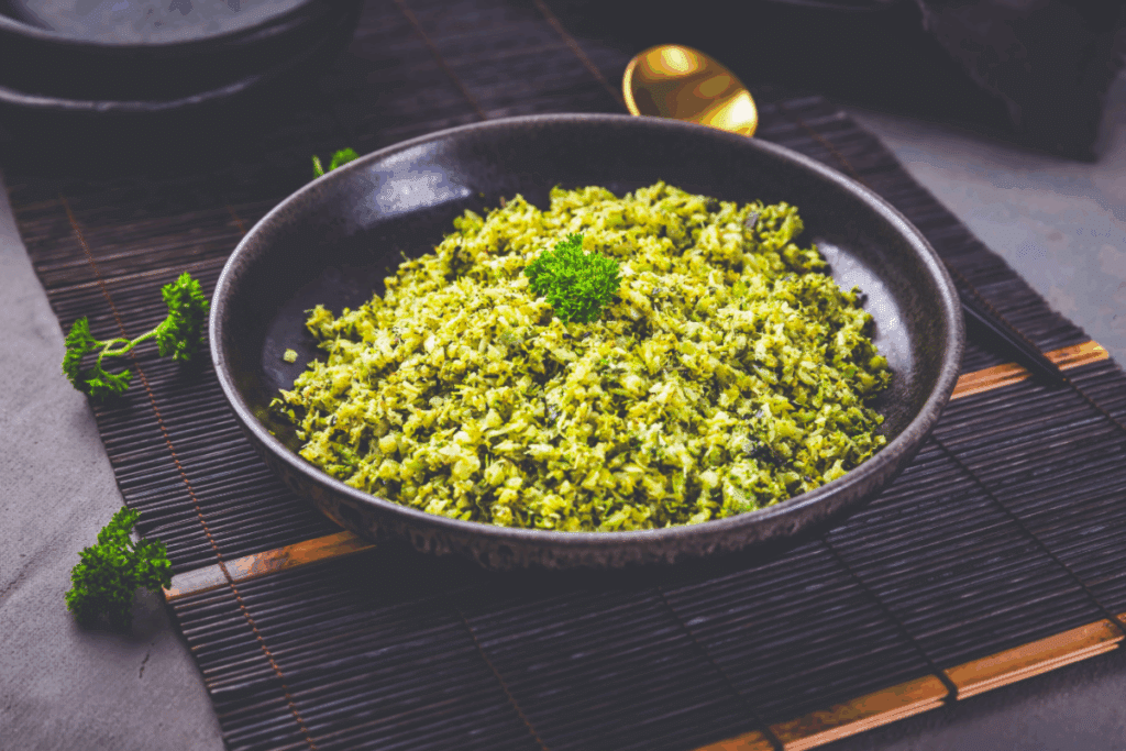Frigideira preta com arroz com brócolis