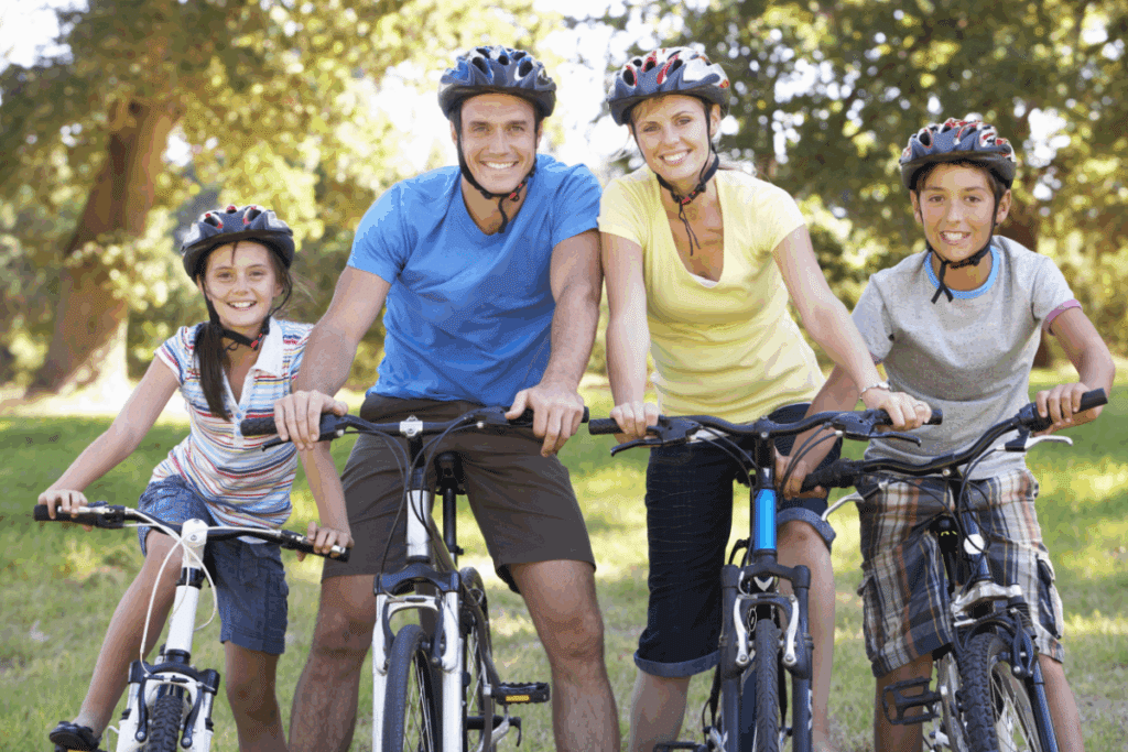 Família andando de bicicleta no parque durante as férias