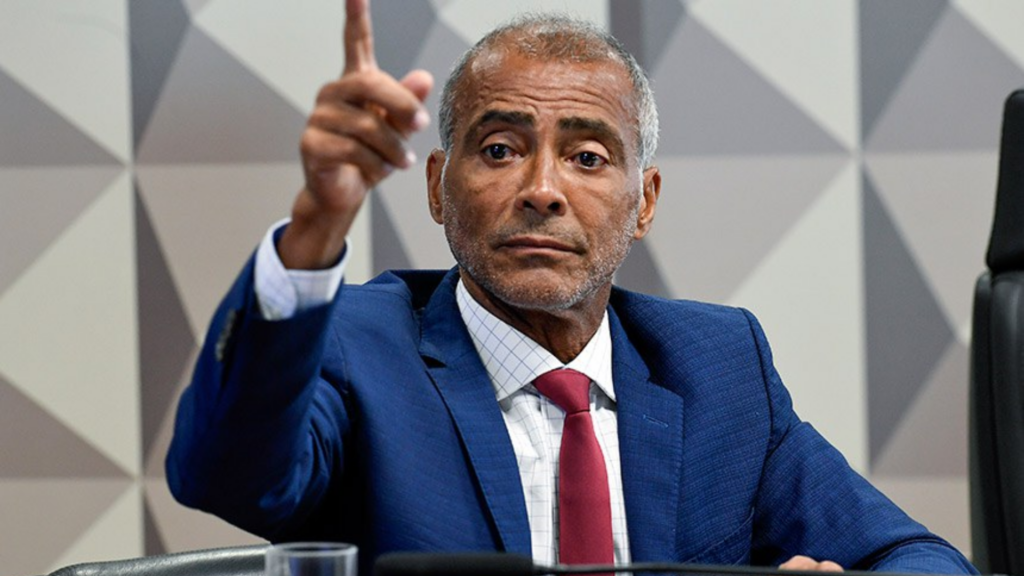 Romário de terno azul e gravara vermelha