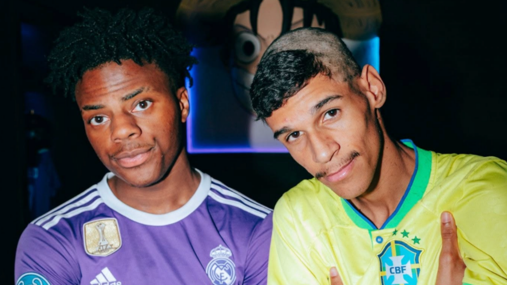 Speed e Luva de Pedreiro com os braços cruzados