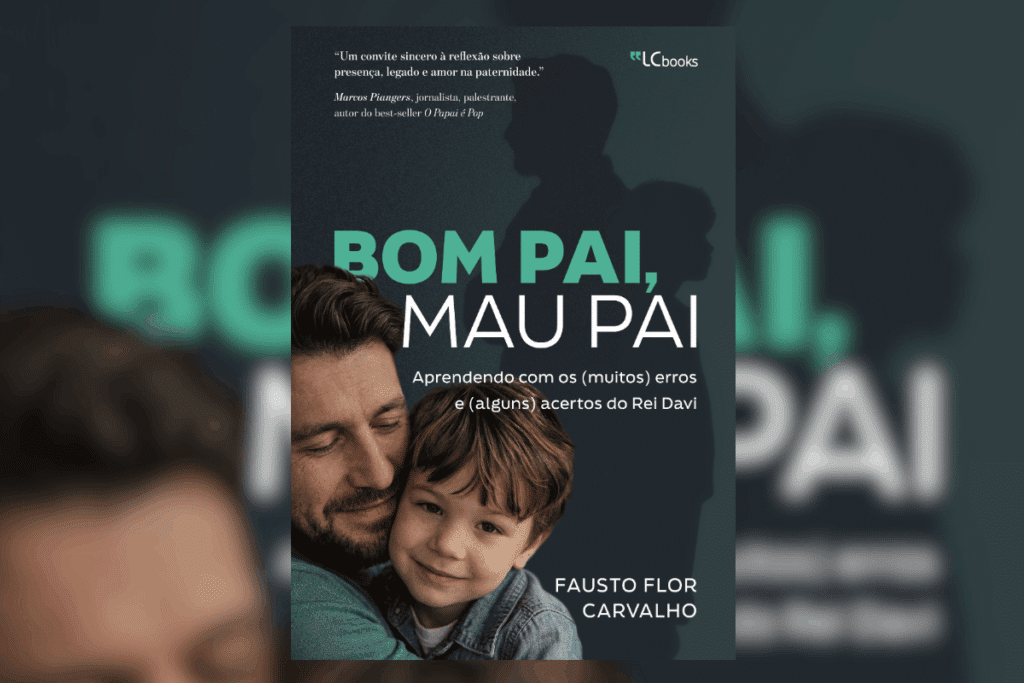 Capa do livro "Bom Pai, Mau Pai: Aprendendo com os (muitos) erros e (alguns) acertos do Rei Davi", de Fausto Flor Carvalho. A imagem mostra um pai sorridente abraçando seu filho pequeno. No fundo, há a silhueta em tom escuro de um pai e um filho, acompanhada de uma citação em aspas de Marcos Piangers no topo.