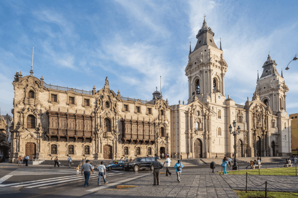 Imagem de igreja no centro de Lima no Peru com pessoas andando na calçada e na rua 