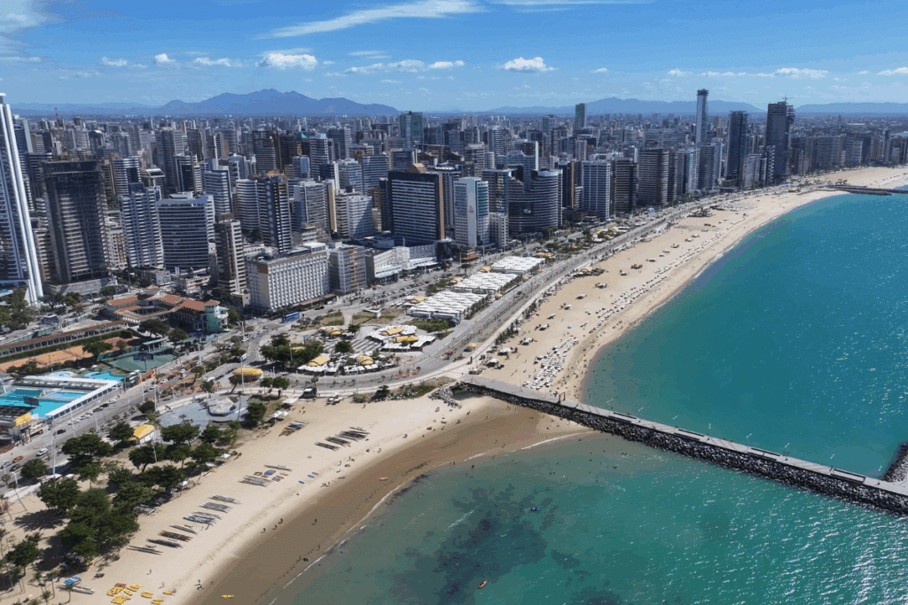 Vista aére de Fortaleza, Ceará com a cidade ao fundo e o mar na frente 