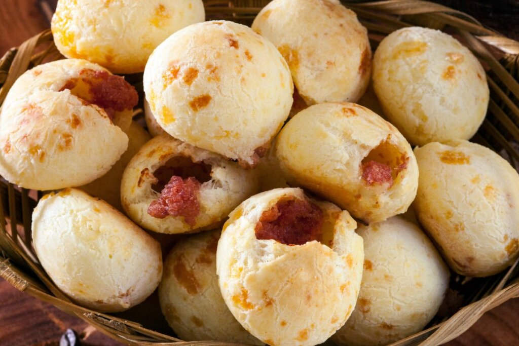 Pães de queijo com calabresa em cesta de palha 