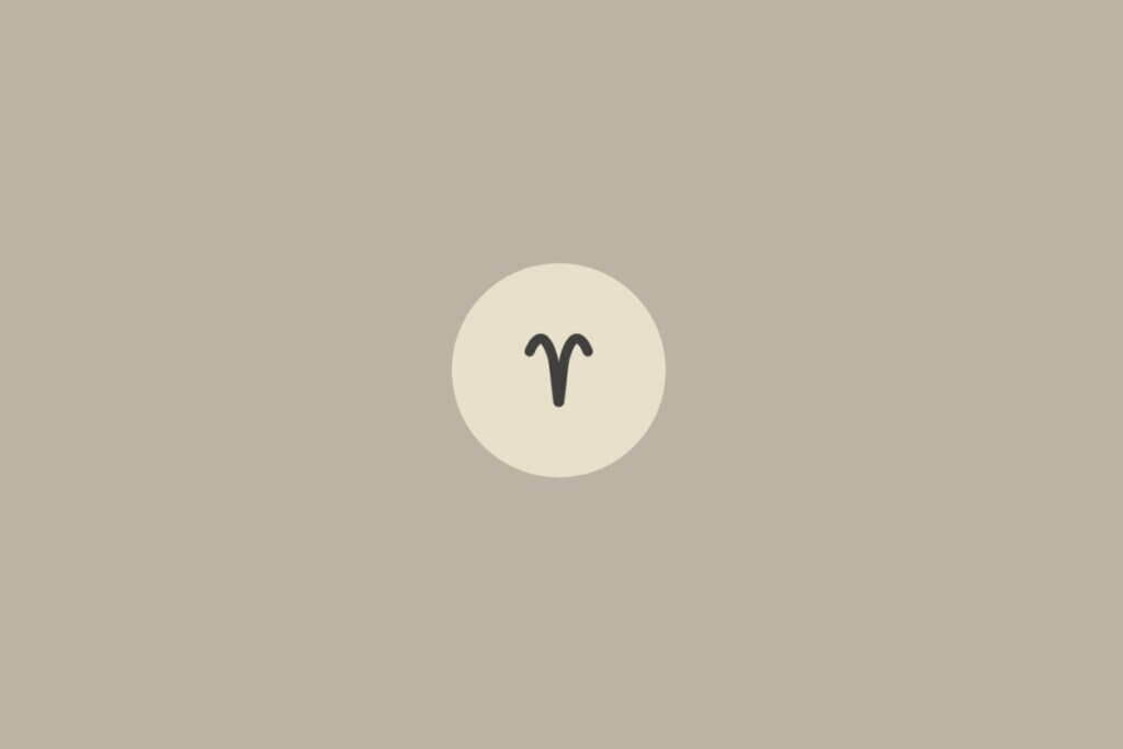 Imagem minimalista com fundo bege claro e o símbolo do signo de áries centralizado dentro de um círculo em tom mais claro