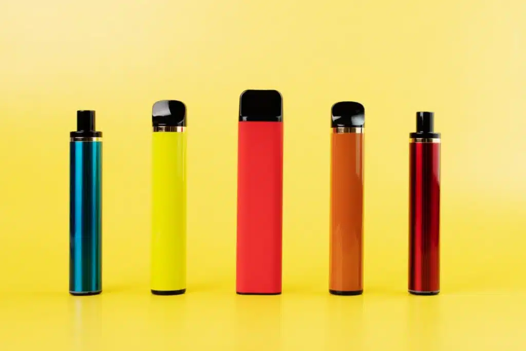 cigarros eletrônicos em fundo amarelo