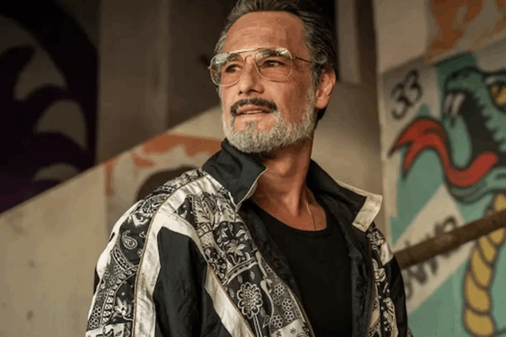 Rodrigo Santoro sorrindo e usando óculos em cena de "Corrida dos Bichos"