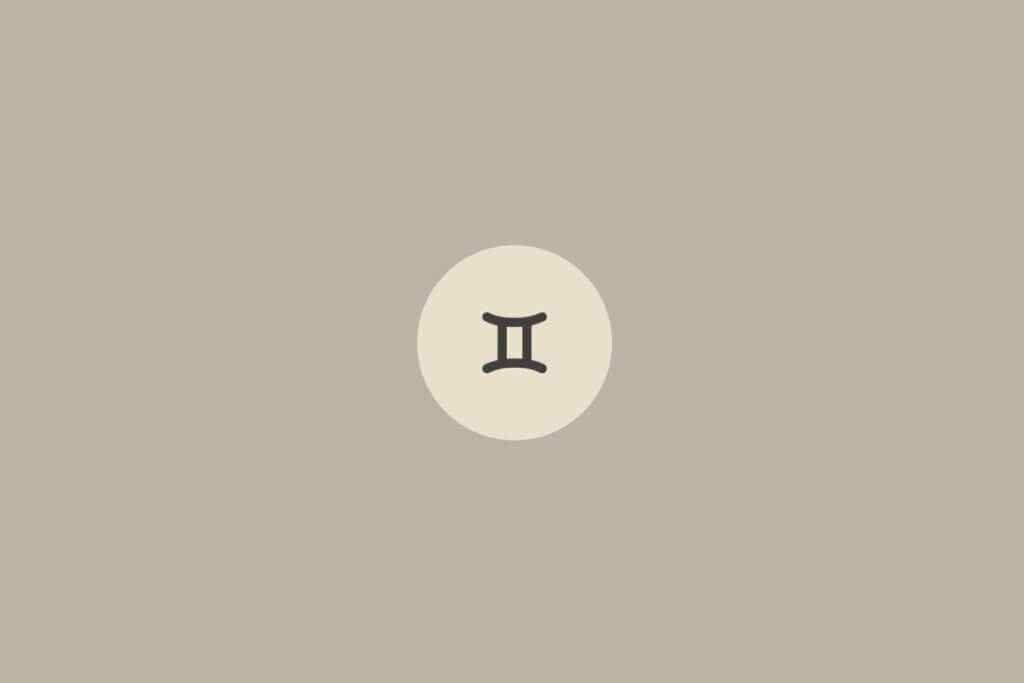 Imagem minimalista com fundo bege claro e o símbolo do signo de gêmeos centralizado dentro de um círculo em tom mais claro