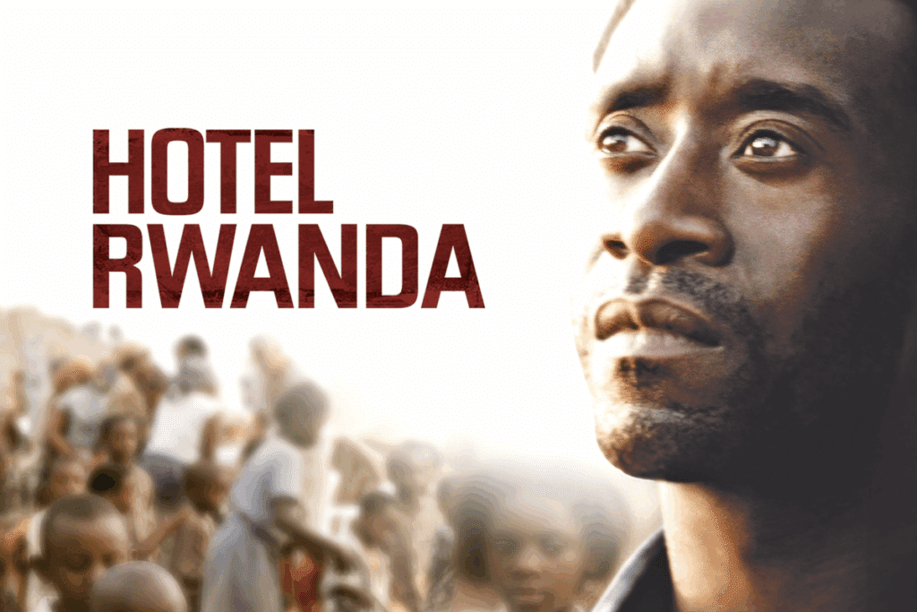 Arte do filme "Hotel Rwanda", com o rosto do protagonista em destaque e um grupo de refugiados ao fundo.
