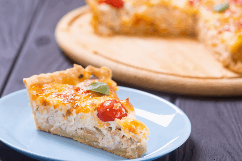 Pedaço de quiche de frango com cogumelos e queijo cottage em prato branco 