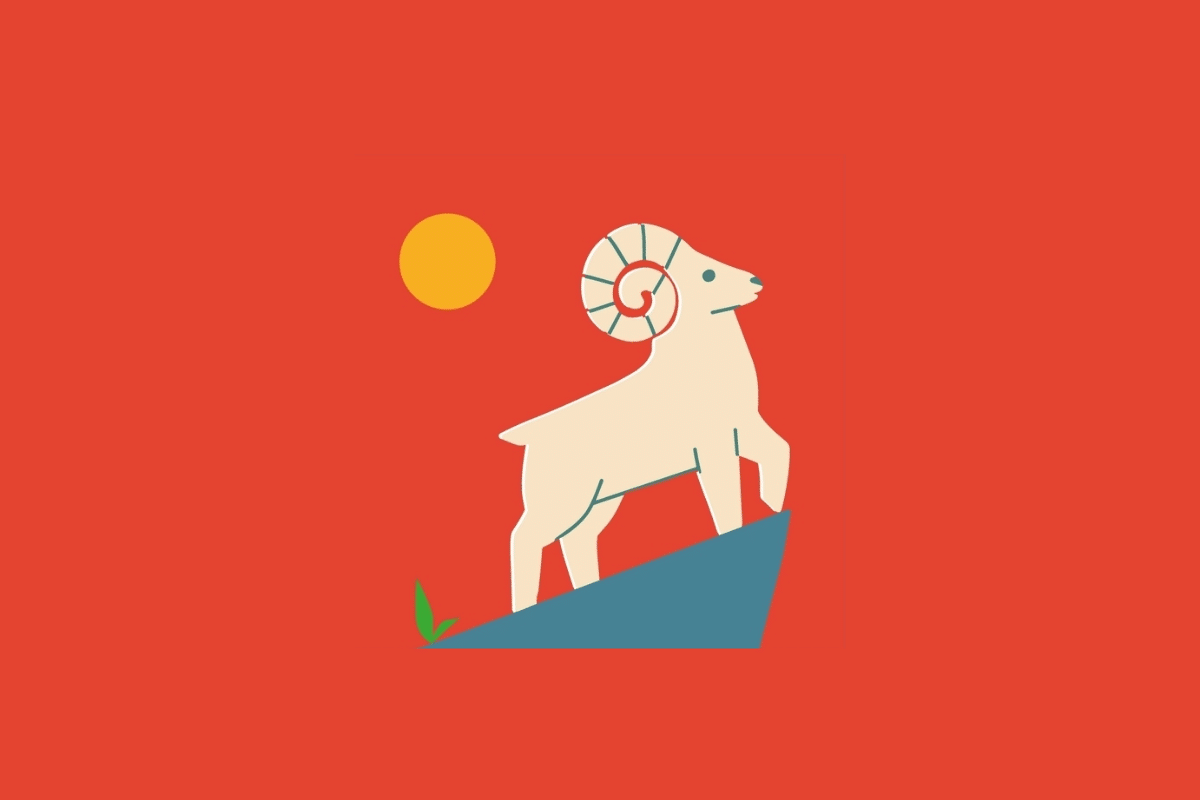 Ilustração estilizada de um carneiro bege com grandes chifres espiralados de pé no topo de uma colina azul, sob um sol amarelo em um fundo vermelho.