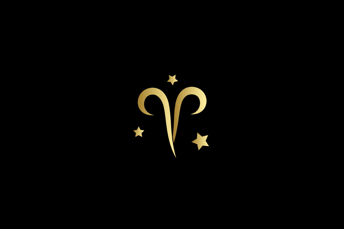 Ilustração minimalista do signo de Áries em dourado, centralizado sobre um fundo preto. O símbolo é acompanhado por três estrelas douradas de diferentes tamanhos 