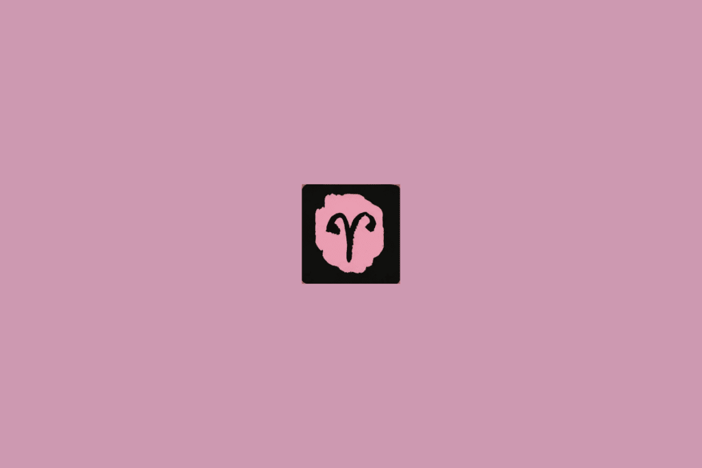 Imagem com fundo rosa-claro uniforme. No centro, há um pequeno quadrado preto com bordas levemente arredondadas. Dentro dele, aparece uma forma irregular em rosa-claro, semelhante a uma mancha de tinta. Sobre essa forma está desenhado, em preto, o símbolo de Áries, formado por duas curvas que lembram os chifres de um carneiro.