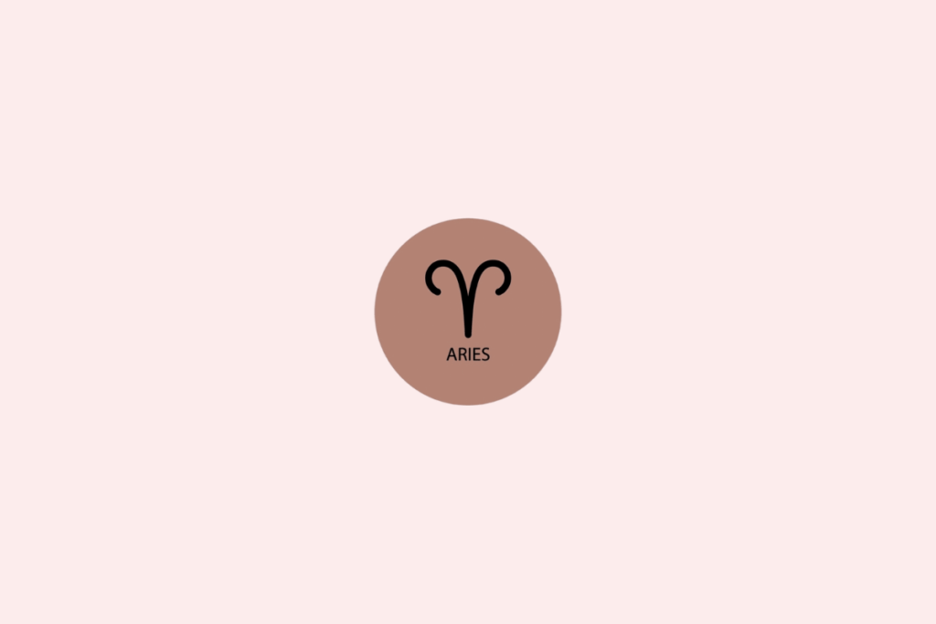 Imagem com fundo rosa-claro. No centro, há um círculo marrom-claro contendo o símbolo de Áries, representado por duas curvas que se encontram na parte inferior. Abaixo do símbolo, está escrito “ARIES”.