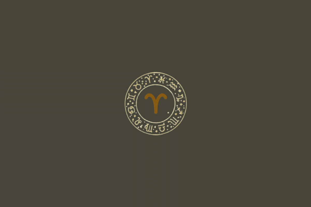 Fundo uniforme em cinza-escuro/oliva. No centro aparece um círculo zodiacal com contorno duplo fino em dourado-claro, contendo os símbolos dos demais signos ao redor e pequenos pontos decorativos. No centro está o símbolo de Áries, semelhante a dois chifres curvados para fora, em dourado-ocre.