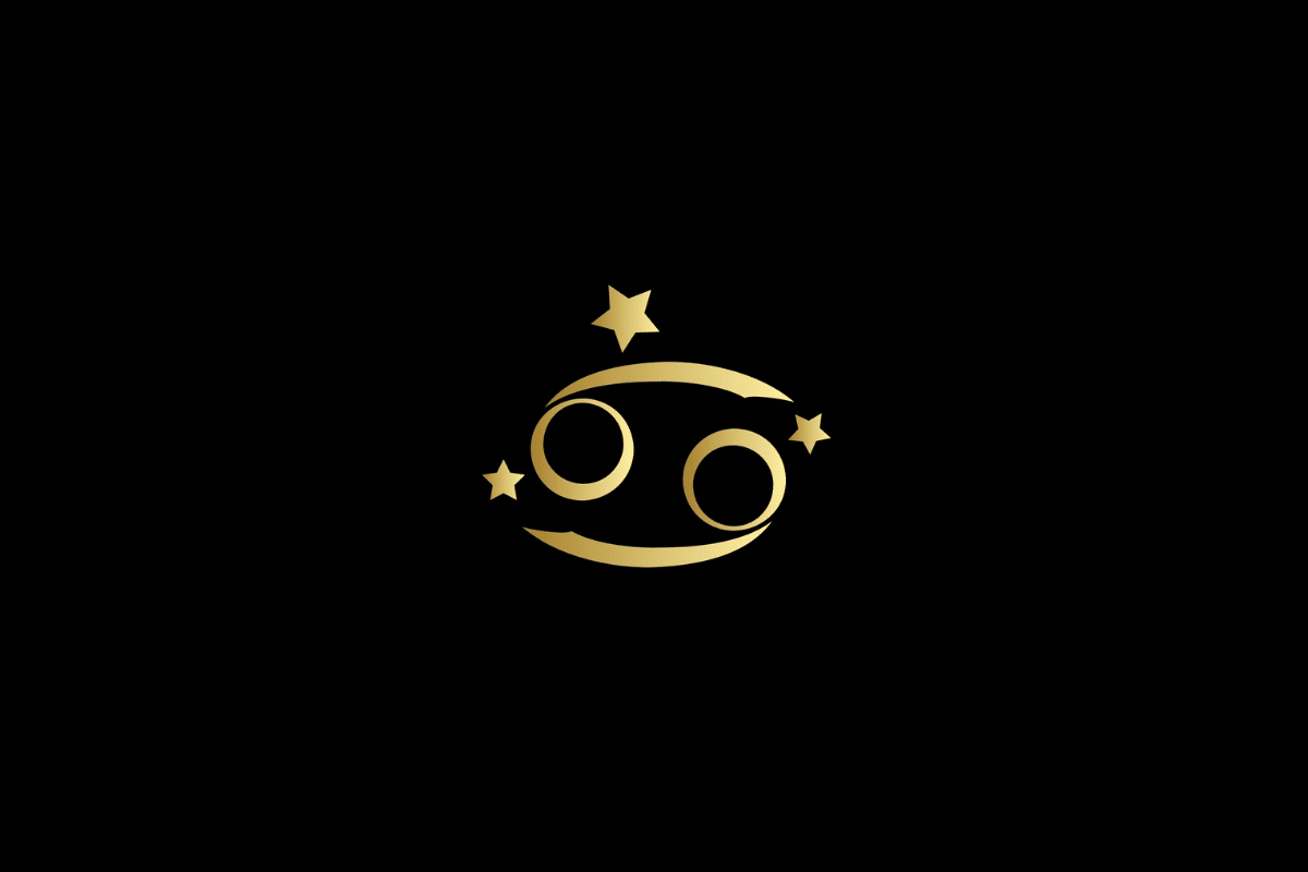 Ilustração minimalista do signo de câncer em dourado, centralizado sobre um fundo preto. O símbolo é acompanhado por três estrelas douradas de diferentes tamanhos