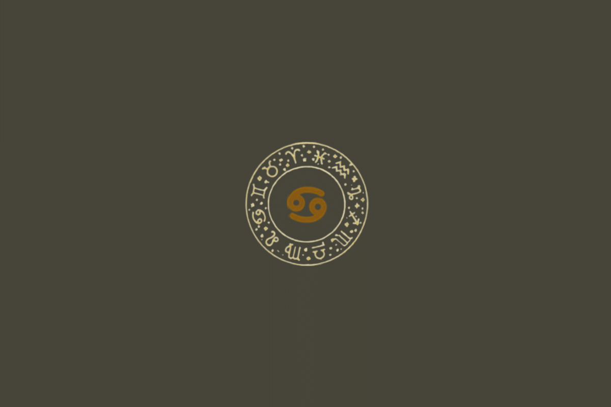 Fundo liso em cinza-escuro/oliva. A composição apresenta um círculo zodiacal central, delineado por linhas finas em dourado-claro, com os símbolos dos 12 signos distribuídos ao redor e pequenos elementos pontilhados. No centro está o símbolo de Câncer, formado por duas curvas espiraladas que lembram pinças de caranguejo, em dourado-ocre.