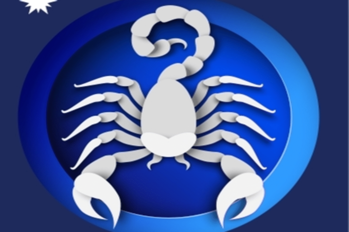 Ilustração do signo de Escorpião representado por um escorpião branco e cinza, com pinças abertas e cauda curvada para cima, sobre um fundo circular azul.