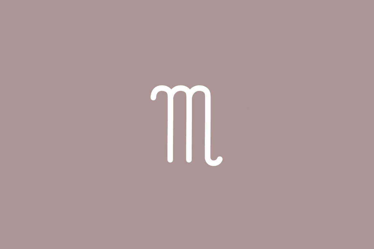 Imagem de fundo castanho-rosado suave. Ao centro, o símbolo branco de Escorpião assemelha-se à letra minúscula "m" com três hastes verticais; a última haste curva-se na ponta para a direita e para cima
