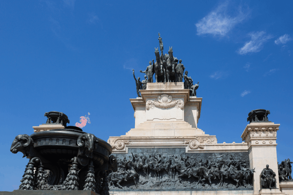 Imagem do monumento da independência do Brasil no Museu do Ipiranga em São Paulo. Céu azul sem nuvens acima 
