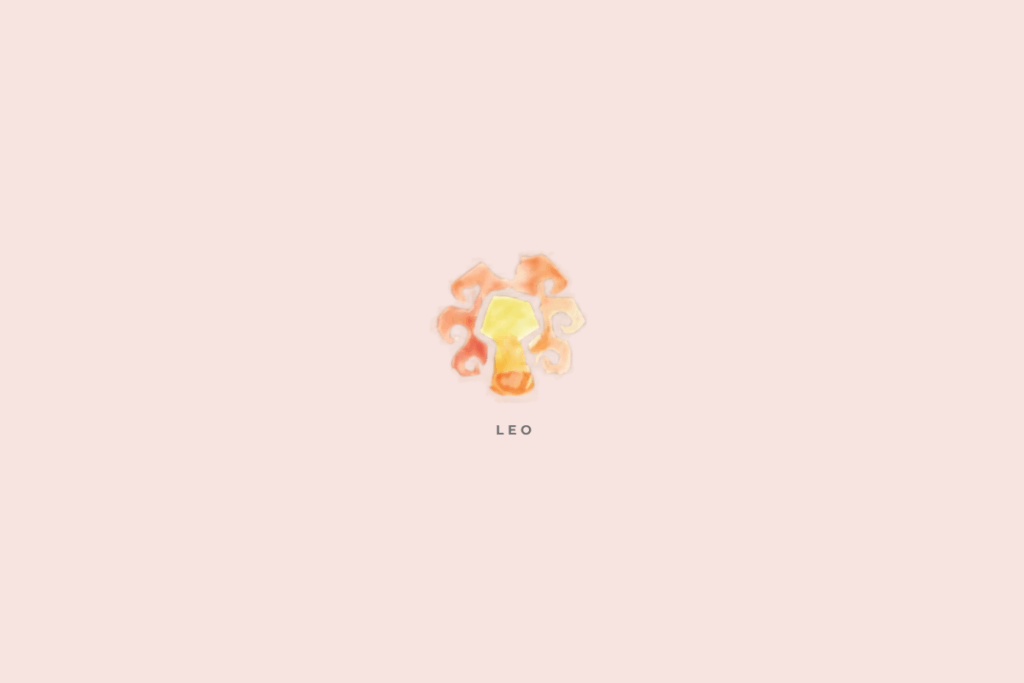 Fundo liso em rosa-claro/pastel. No centro está uma ilustração em aquarela do signo de Leão, com uma representação estilizada que lembra a cabeça e a juba de um leão. A imagem combina principalmente laranja, amarelo e dourado, com pequenas áreas em tons avermelhados. Abaixo aparece “LEO”, em letras maiúsculas cinza e espaçadas.