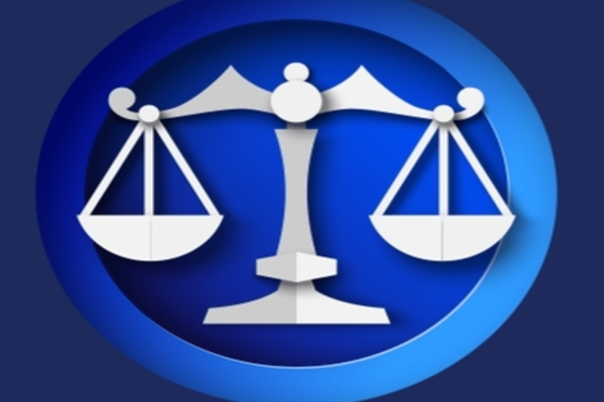 Ilustração do signo de Libra representado por uma balança branca e cinza com dois pratos equilibrados, sobre um fundo circular em tons de azul.