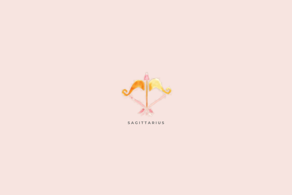 Fundo uniforme rosa-claro/pastel. No centro está uma ilustração em aquarela que representa o símbolo de Sagitário, com um arco e uma flecha apontada para cima, acompanhado por formas decorativas semelhantes a folhas ou elementos de um arco. Predominam os tons laranja, amarelo, rosa e vermelho-claro. Abaixo está escrito “SAGITTARIUS”, em letras maiúsculas cinza e espaçadas.
