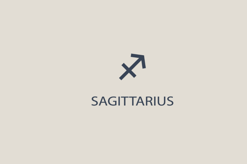 Símbolo minimalista do signo de Sagitário em tom cinza-escuro sobre fundo bege claro, com a palavra "SAGITTARIUS" escrita abaixo em letras maiúsculas