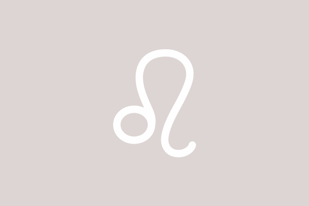 Ilustração do signo de Leão, contendo um símbolo branco formado por um pequeno círculo ligado a uma linha curva que termina em um gancho, no meio, em fundo de cor bege