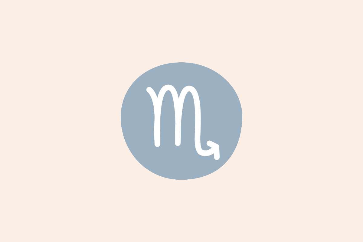 Símbolo do signo Escorpião: traço branco de uma letra "m" com a última haste terminando em uma seta, como o ferrão do escorpião, dentro de uma mancha arredondada azul-acinzentado; em fundo pêssego-claro.