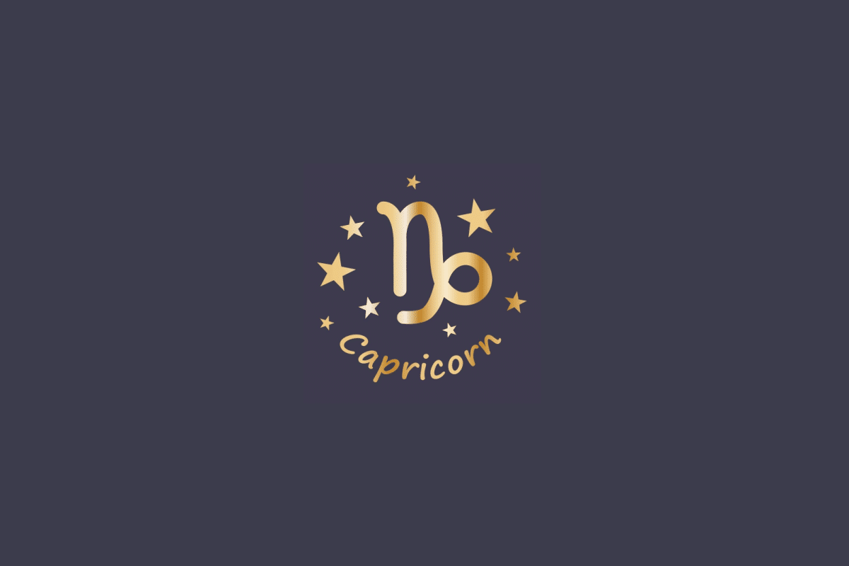 Ilustração do signo de Capricórnio, em fundo cinza, contendo o símbolo do signo em dourado, que une os traços de um chifre e uma cauda espiralada, cercado por estrelas e com o nome "Capricorn" abaixo
