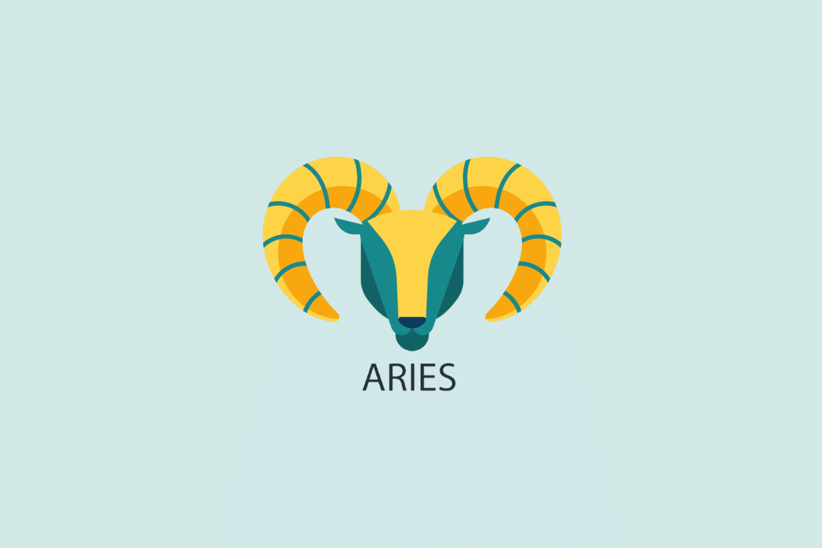 Ilustração vetorial em estilo plano da cabeça de um carneiro com grandes chifres curvos amarelos, sobre um fundo azul-claro com a palavra "ARIES" escrita abaixo.