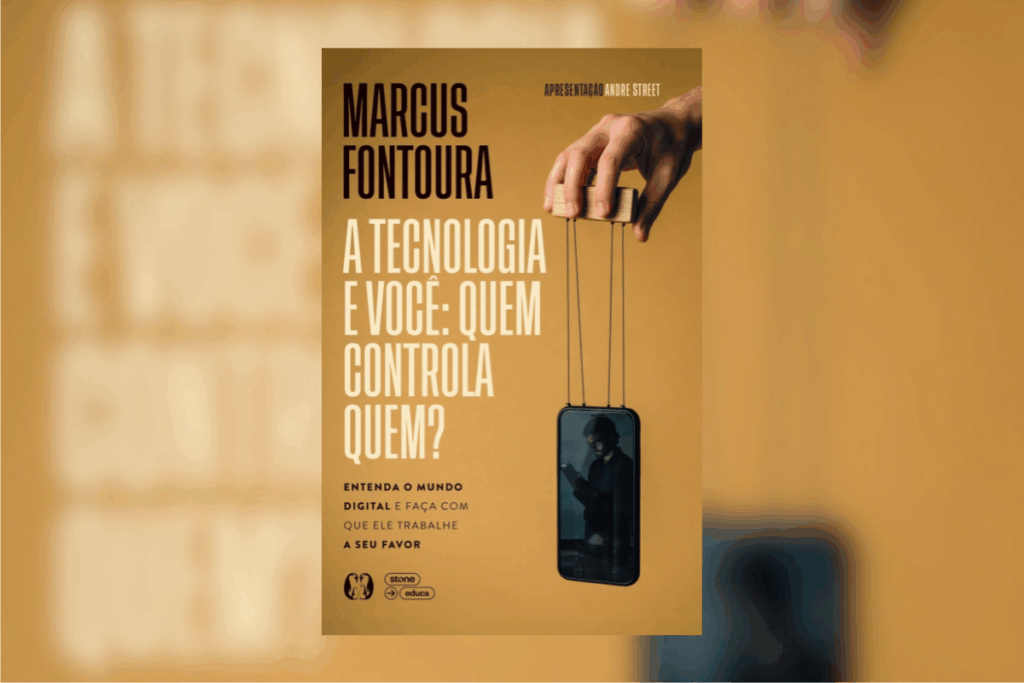 Capa em tom amarelo-ocre ou dourado. Do lado esquerdo, estão os nomes do autor "MARCUS FONTOURA", o título "A TECNOLOGIA E VOCÊ: QUEM CONTROLA QUEM?" e informações complementares. Do lado direito, uma mão segura fios suspensos como os de um fantoche, segurando um celular na ponta inferior. Na tela do celular, vê-se a imagem de uma pessoa mexendo em um aparelho.