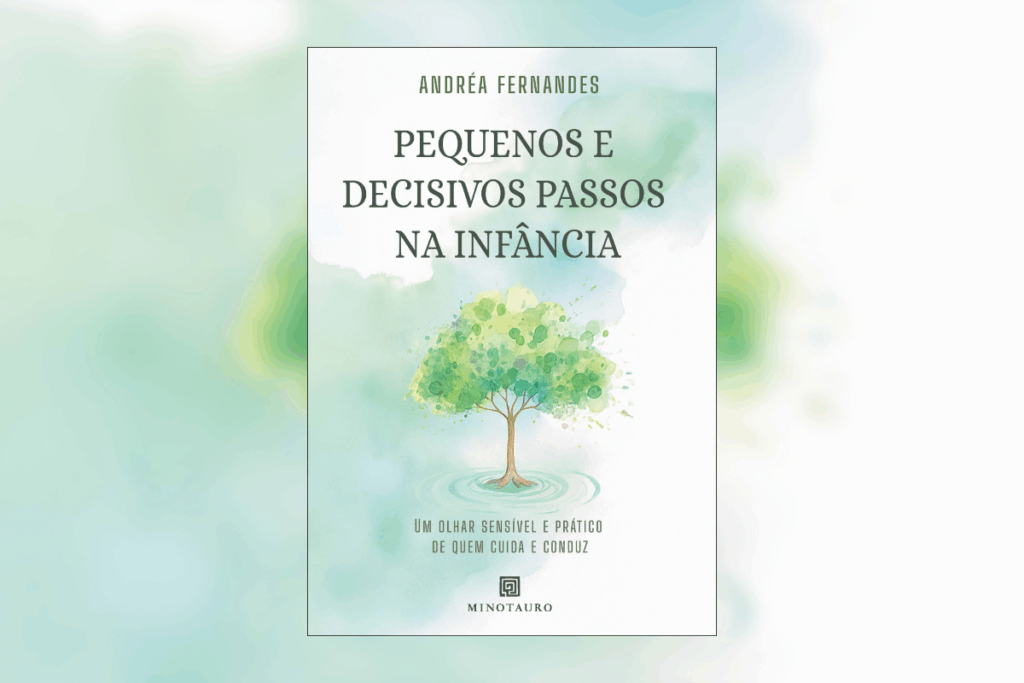 Capa clara com fundo branco e manchas suaves em tons de verde e azul. No centro, há a ilustração de uma árvore de tronco fino com copa verde exuberante, plantada sobre uma pequena poça d'água. Acima, estão o nome da autora "ANDRÉA FERNANDES" e o título "PEQUENOS E DECISIVOS PASSOS NA INFÂNCIA".